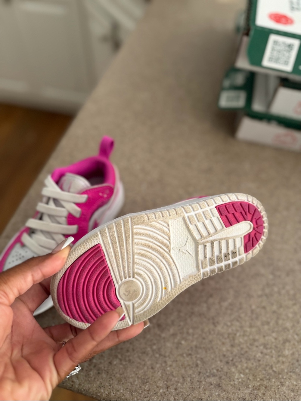 Nike Kids Low-Top Sneakers in Pink and White - Picture 4 of 5